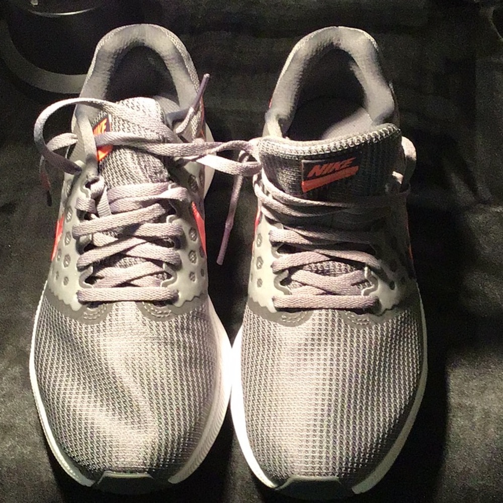 Women’s tennis shoes size 8.5